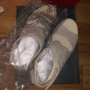 New In Box beautiful Dr Scholl’s shoes 👠👡👠👡. Shout/ Oyster color.